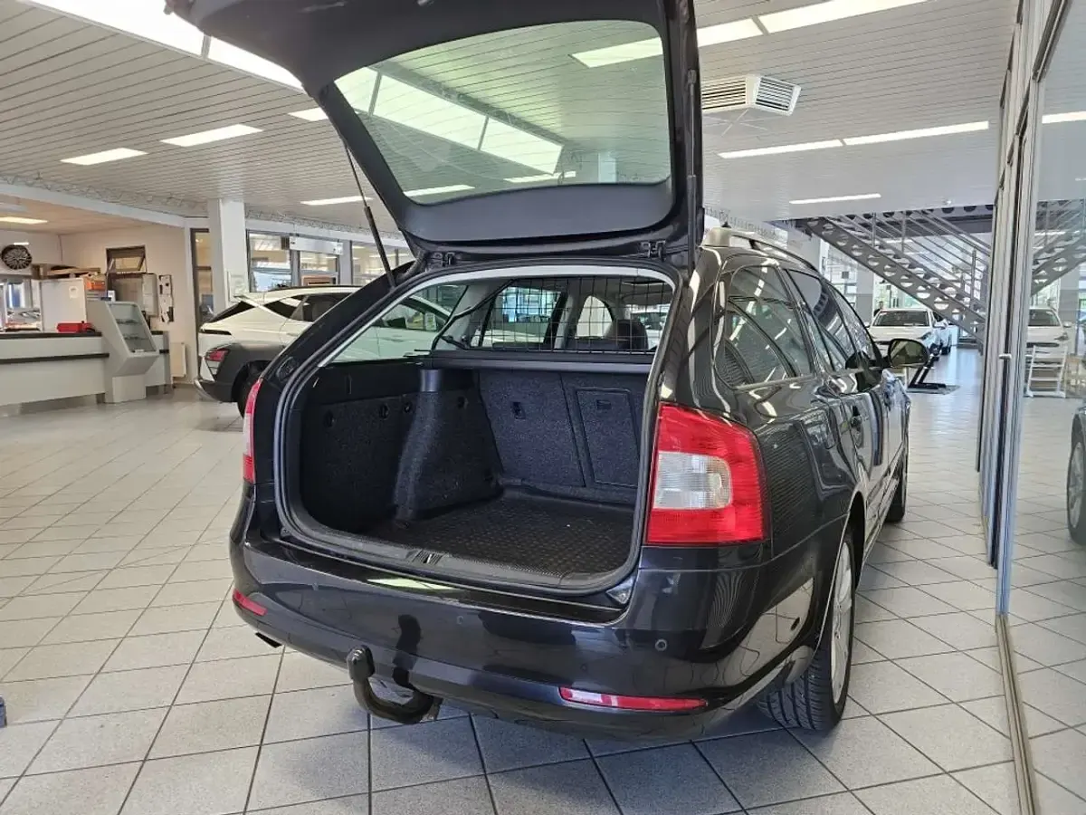 Gebraucht Skoda Octavia Elegance 140 PS (102 kW) 2013 Blackmagicperleff. (metallic) Kombi