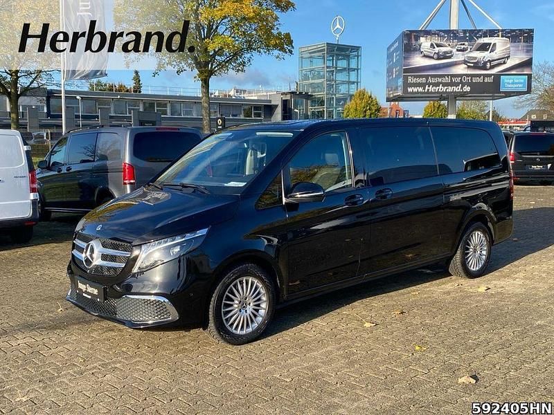 Schwarz Gebraucht 2024 Mercedes V300 Van / Kleinbus | 62.951 € (Etwas zu teuer) - Bild 1/4