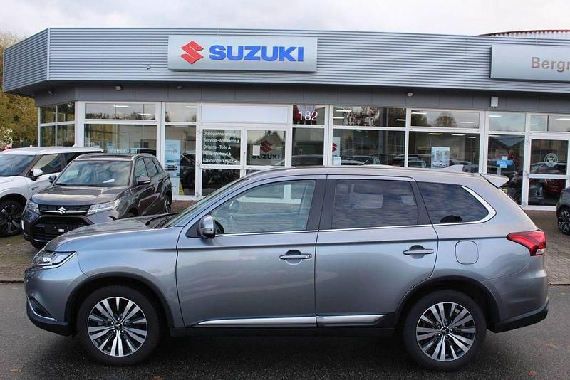 Grau Gebraucht 2019 Mitsubishi Outlander Diamant Edition SUV | 23.880 € (Teuer) - Bild 1/4