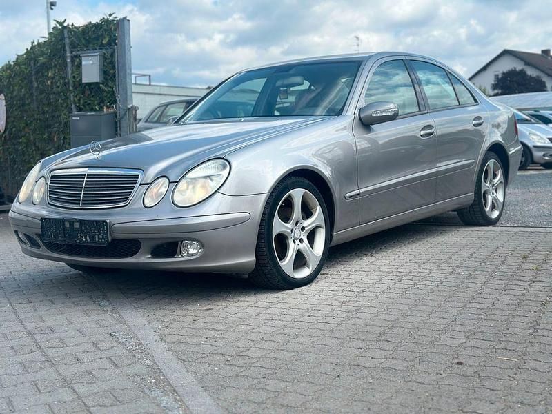 Silber Gebraucht 2003 Mercedes E200 Limousine | 2.999 € (Fairer Preis) - Bild 1/4