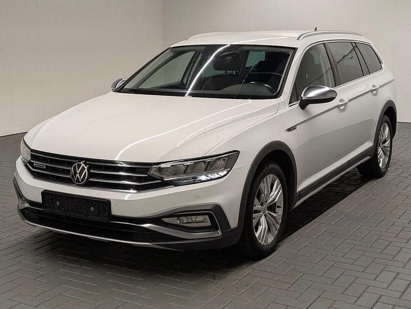 Pure white Gebraucht 2021 VW Passat Alltrack Kombi | 28.980 € (Fairer Preis) - Bild 1/4
