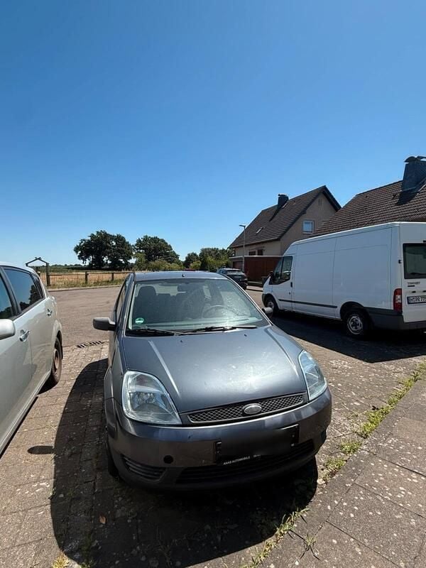 Grau Gebraucht 2003 Ford Fiesta Kleinwagen | 590 € (Superpreis) - Bild 1/4