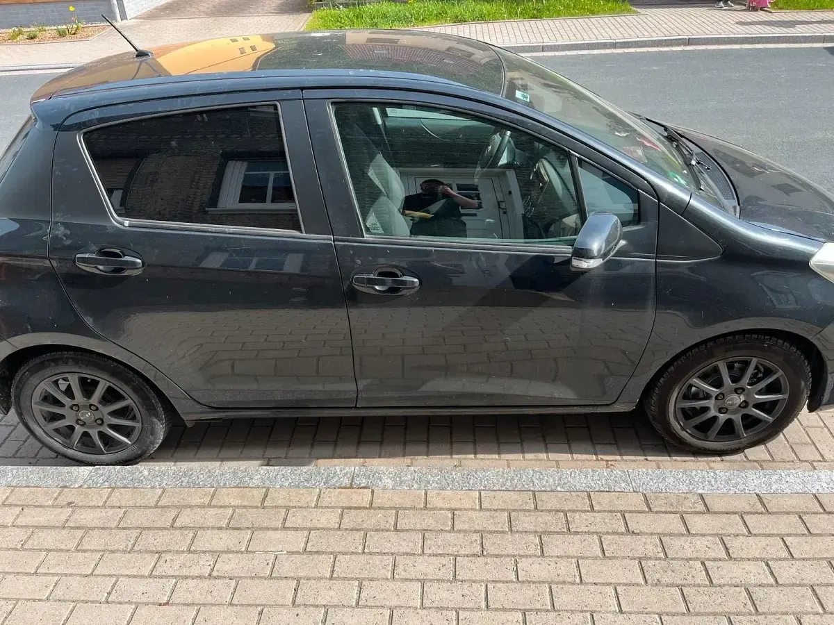 Gebraucht Toyota Yaris 72 PS (52 kW) 2014 Schwarz Kleinwagen