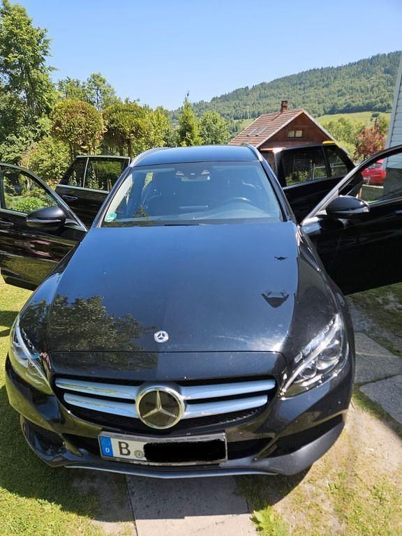 Schwarz Gebraucht 2018 Mercedes 220 Limousine | 14.900 € (Guter Preis) - Bild 1/4