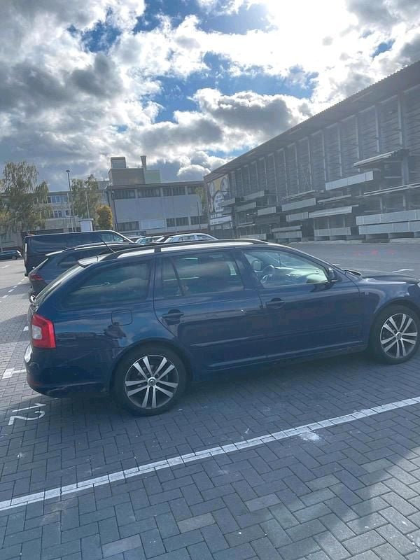 Blau Gebraucht 2011 Skoda Octavia Kombi | 4.000 € (Fairer Preis) - Bild 1/2