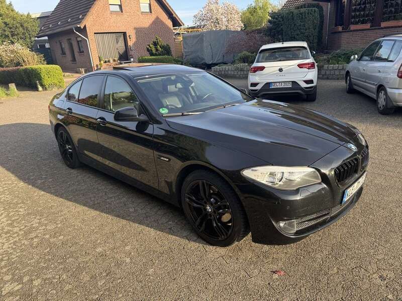 Grau Gebraucht 2013 BMW 520 Limousine | 12.500 € (Guter Preis) - Bild 1/4