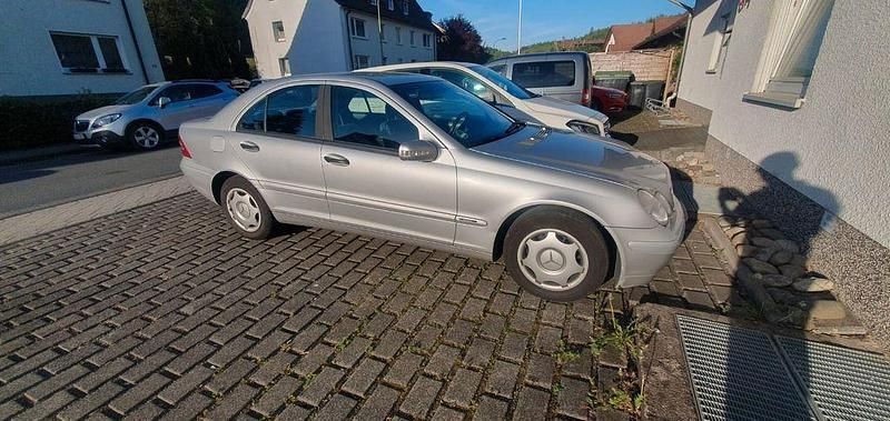 Silber Gebraucht 2003 Mercedes C180 Classic Limousine | 2.500 € (Fairer Preis) - Bild 1/3