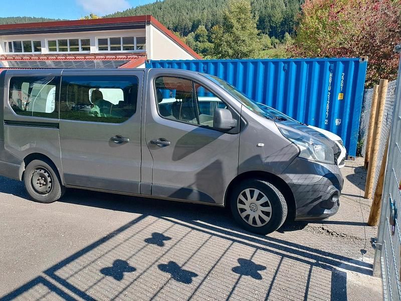Grau Gebraucht 2016 Renault Traffic | 9.500 € - Bild 1/3
