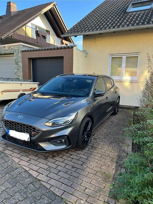 Grau Gebraucht 2020 Ford Focus Performance Edition Limousine | 20.590 € (Guter Preis) - Bild 1/4