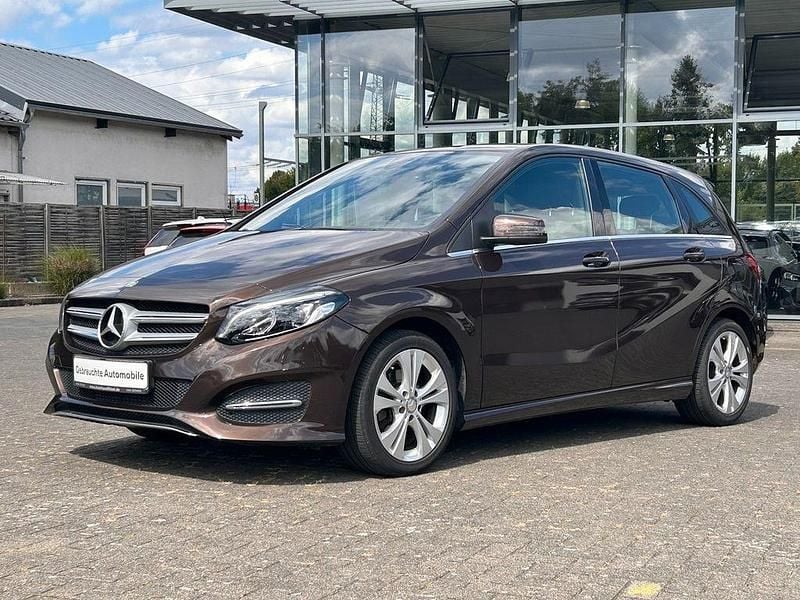 Orientbraun Gebraucht 2016 Mercedes B200 Urban Van / Kleinbus | 16.690 € (Fairer Preis) - Bild 1/4