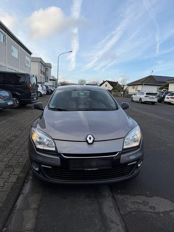 Grau Gebraucht 2012 Renault Mégane Limousine | 3.499 € (Guter Preis) - Bild 1/4