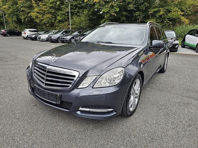 Grau Gebraucht 2013 Mercedes E350 Avantgarde Limousine | 11.450 € (Superpreis) - Bild 1/4