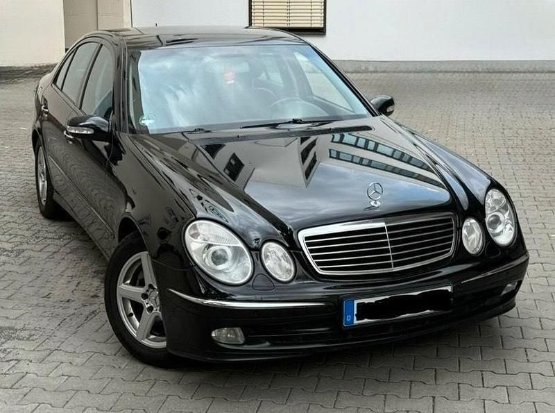 Schwarz Gebraucht 2004 Mercedes E240 Avantgarde Limousine | 4.200 € (Fairer Preis) - Bild 1/4