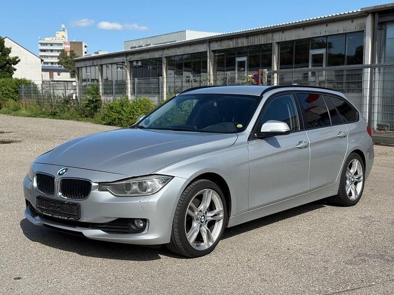 Silber Gebraucht 2013 BMW 320 Comfort Edition Kombi | 5.890 € (Fairer Preis) - Bild 1/4