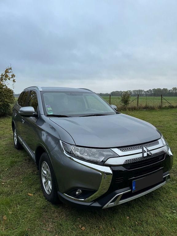 Gebraucht Mitsubishi Outlander Diamant Edition 150 PS (110 kW) 2019 Grau SUV