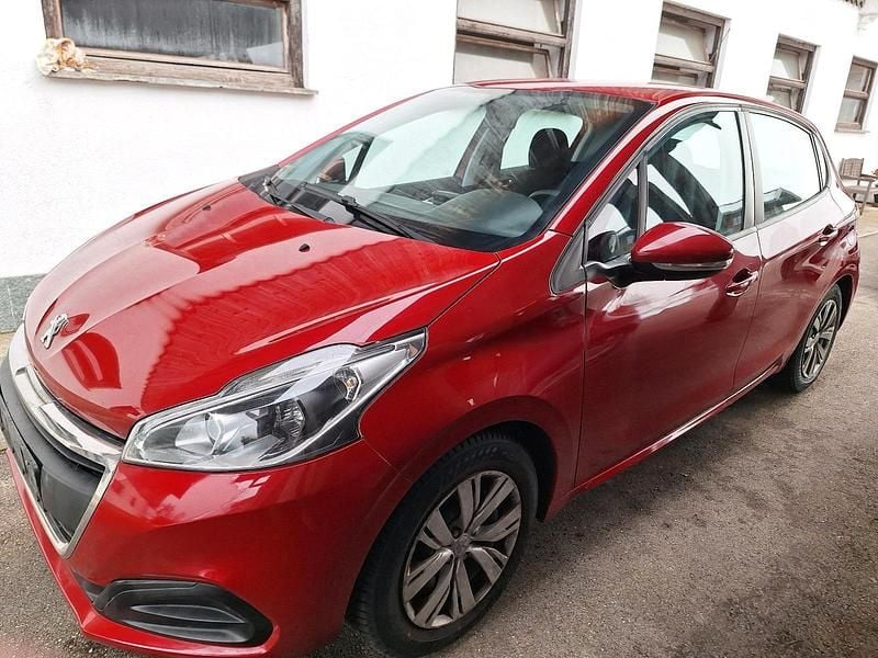 Rot Gebraucht 2017 Peugeot 208 Kleinwagen | 5.000 € (Fairer Preis) - Bild 1/4