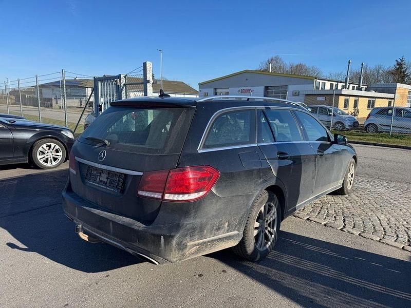Gebraucht Mercedes E220 170 PS (125 kW) 2014 Schwarz Kombi