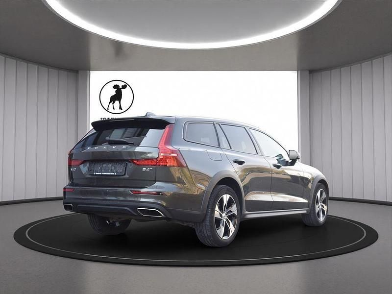Używany Volvo V60 Pro 197 KM (144 kW) 2021 Szary Kombi