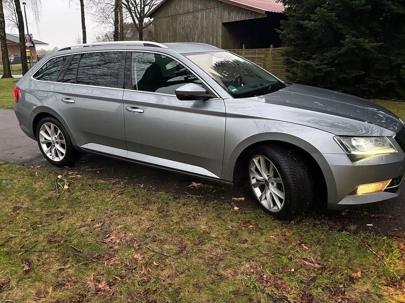 Silber Gebraucht 2016 Skoda Superb Style Kombi | 17.200 € (Teuer) - Bild 1/4