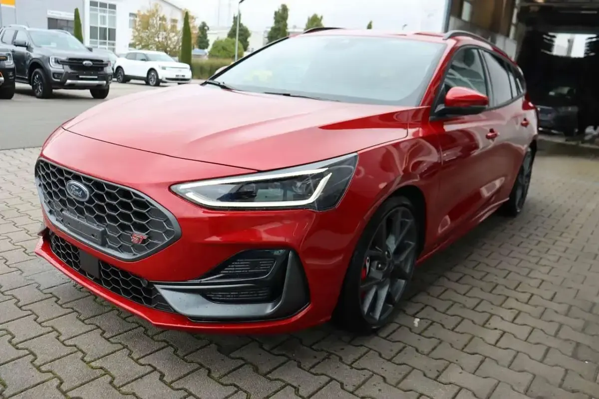 Neu Ford Focus ST 280 PS (205 kW) 2025 Fantastic red metallic Kombi
