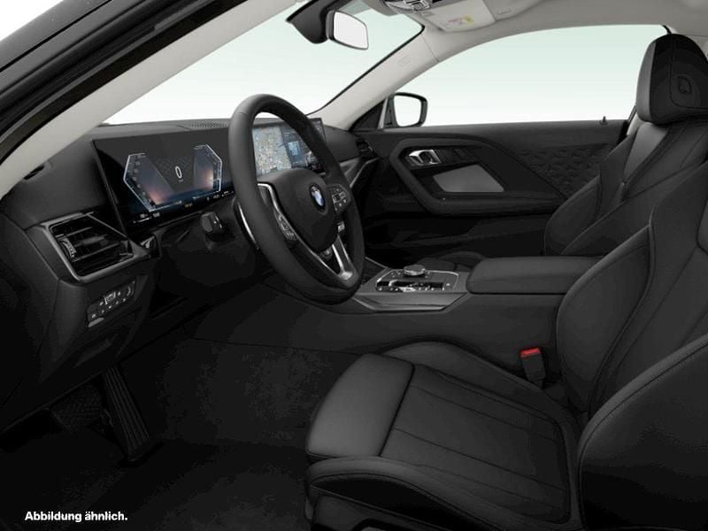 Black sapphire metallic Gebraucht 2024 BMW 218 Shadowline Coupé | 36.354 € (Fairer Preis) - Bild 1/2