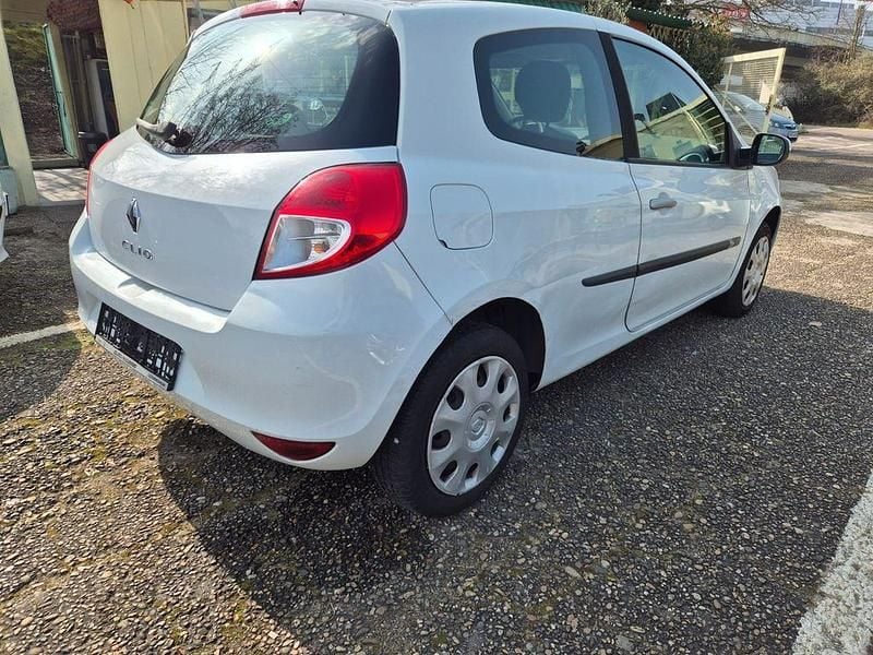 Gebraucht Renault Clio III Expression 75 PS (55 kW) 2010 Weiß Limousine