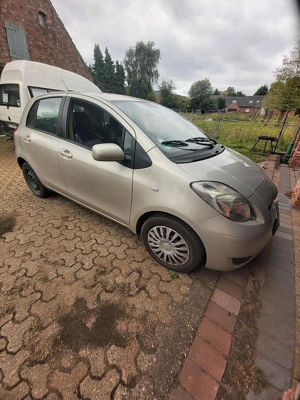 Silber Gebraucht 2012 Daihatsu Charade Kleinwagen | 2.700 € - Bild 1/4