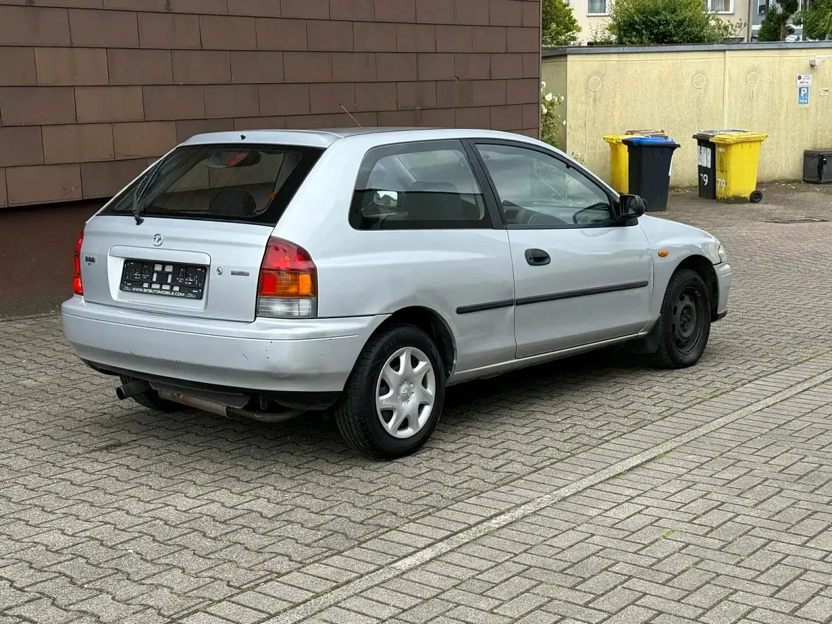 Używany Mazda 323 88 KM (64 kW) 1998 Srebrny Hatchback