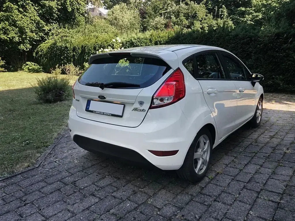 Gebraucht Ford Fiesta SYNC Edition 101 PS (74 kW) 2015 Weiß Kleinwagen