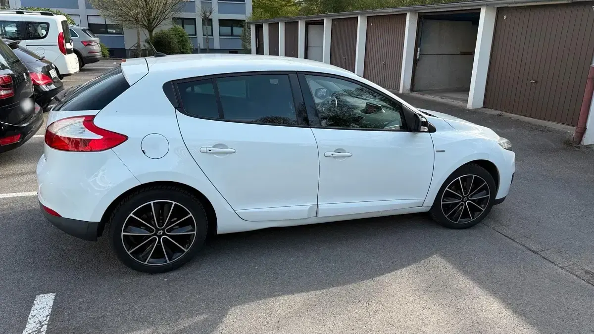 Gebraucht Renault Mégane 130 PS (95 kW) 2013 Weiß Limousine