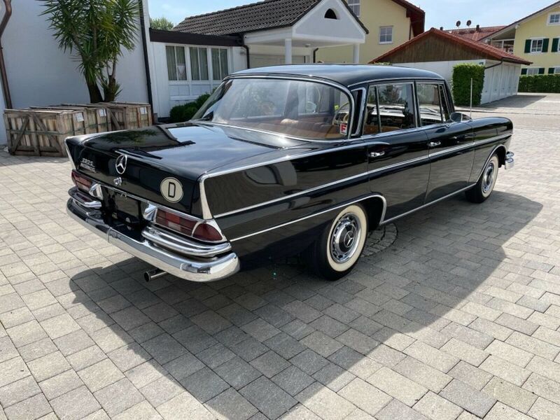 Gebraucht Mercedes 230 120 PS (88 kW) 1965 Schwarz Limousine