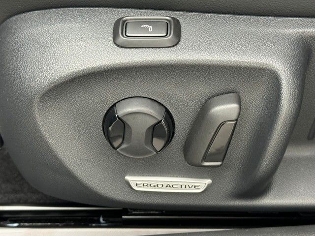 Gebraucht VW Passat R-line 150 PS (110 kW) 2024 Grenadillschwarz metallic Kombi