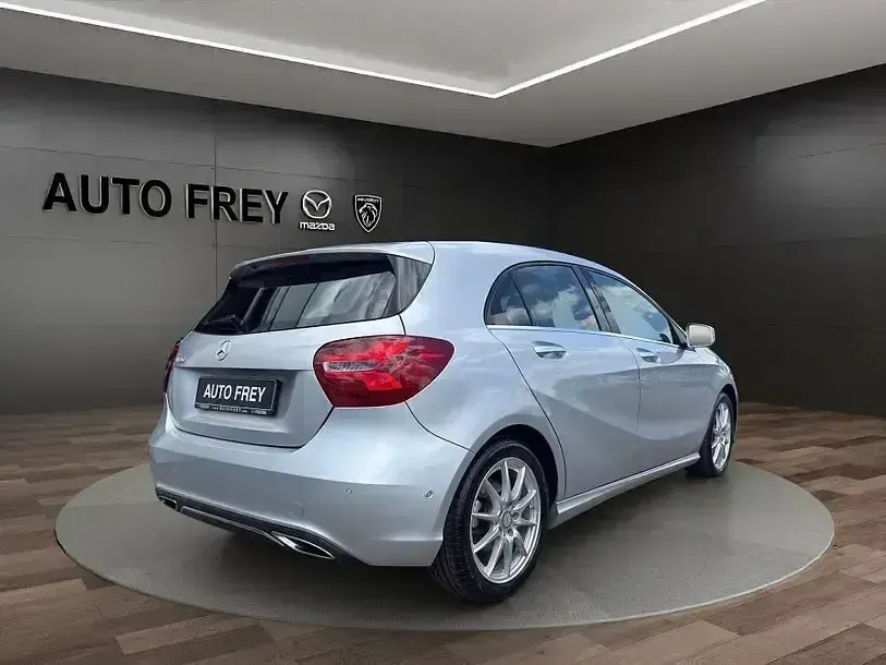 Gebraucht Mercedes A180 Urban 122 PS (89 kW) 2015 Silber Kleinwagen