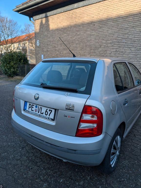 Grau Gebraucht 2003 Skoda Fabia Comfort Limousine | 1.999 € (Fairer Preis) - Bild 1/3