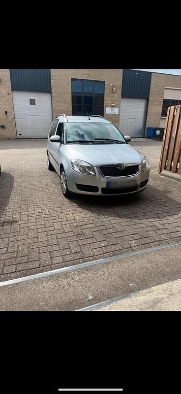 Silber Gebraucht 2009 Skoda Roomster Kombi | 2.100 € (Guter Preis) - Bild 1/4
