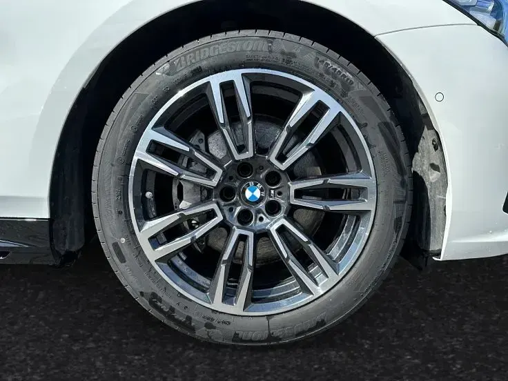 Gebraucht BMW 540 M Sport 303 PS (222 kW) 2025 Alpinweiss Limousine