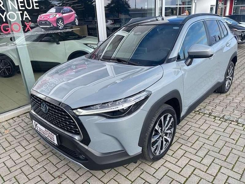 Manhattengrau met. Gebraucht 2023 Toyota Corolla Cross Team SUV | 29.900 € (Fairer Preis) - Bild 1/4
