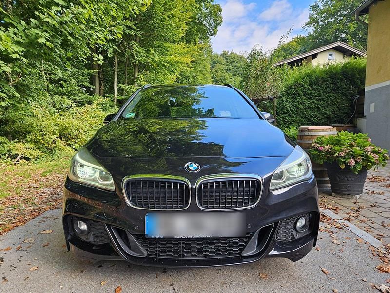 Schwarz Gebraucht 2016 BMW 220 M Sport Kombi | 12.999 € (Guter Preis) - Bild 1/4