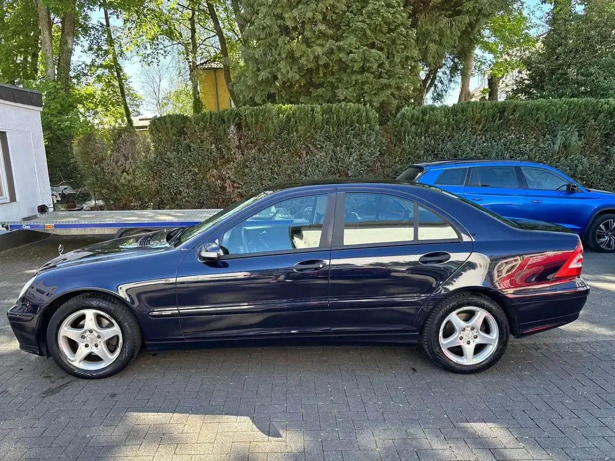 Gebraucht Mercedes C200 Classic 122 PS (89 kW) 2004 Tansanitblaumetallic Limousine