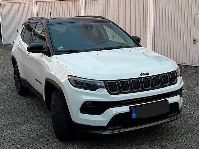 Weiß Gebraucht 2022 Jeep Compass SUV | 27.900 € (Etwas zu teuer) - Bild 1/4