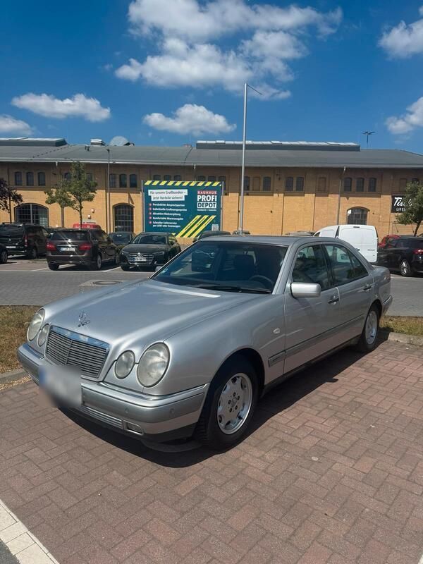 Silber Gebraucht 1997 Mercedes E230 Elegance Limousine | 6.750 € - Bild 1/4