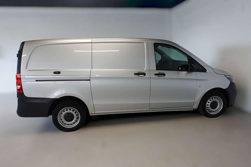 Second-hand Mercedes Vito 163 CP (119 kW) 2022 Argintiu Van