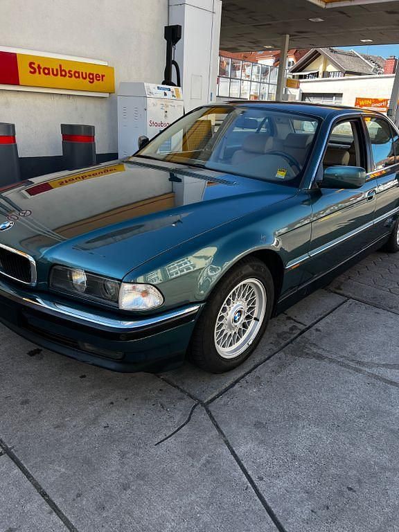 Grün Gebraucht 1995 BMW 740 Limousine | 7.500 € - Bild 1/4