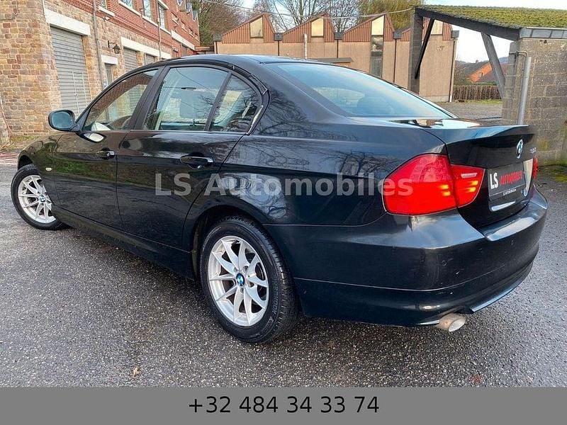 Gebraucht BMW 318 143 PS (105 kW) 2011 Schwarz Limousine