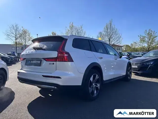 Gebraucht Volvo V60 CC Plus 197 PS (144 kW) 2022 Weiss Kombi