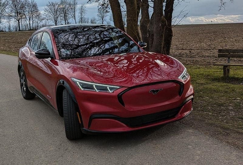 Gebraucht Ford Mustang Mach-E 197 kW (269 PS) 2022 Rot SUV