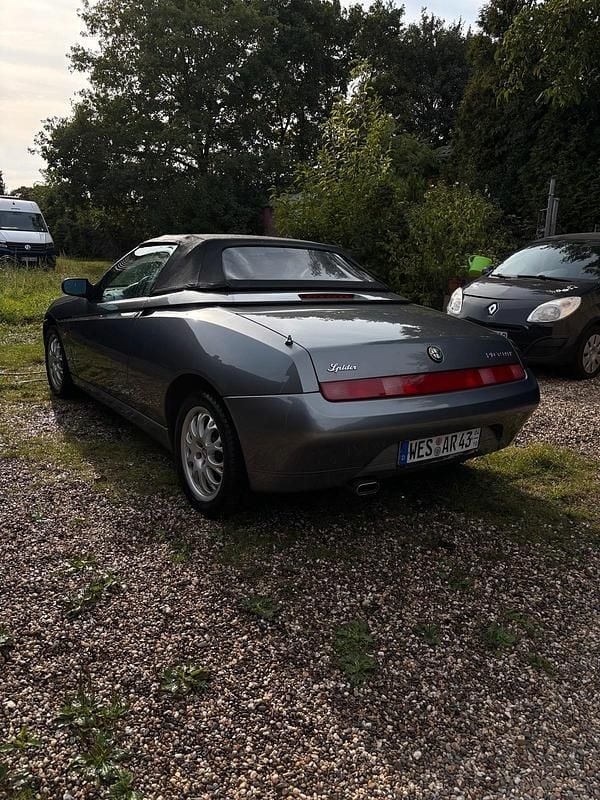 Grau Gebraucht 1998 Alfa Romeo Spider Cabrio | 6.000 € (Fairer Preis) - Bild 1/4