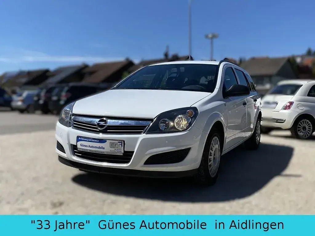 Używany Opel Astra Selection 116 KM (85 kW) 2010 Biały Sedan/Limuzyna