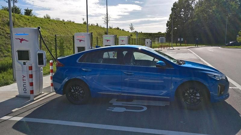 Gebraucht Hyundai Ioniq Premium 88 kW (120 PS) 2018 Blau Kleinwagen