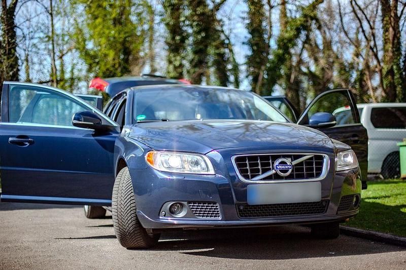 Blau Gebraucht 2013 Volvo V70 Summum Kombi | 10.100 € (Fairer Preis) - Bild 1/4
